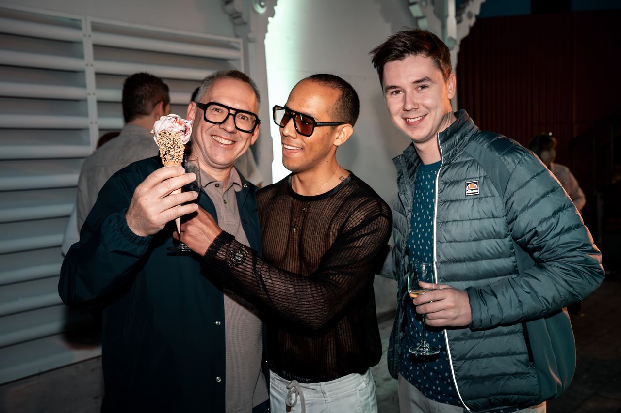 Gäste stossen beim Grand Opening an